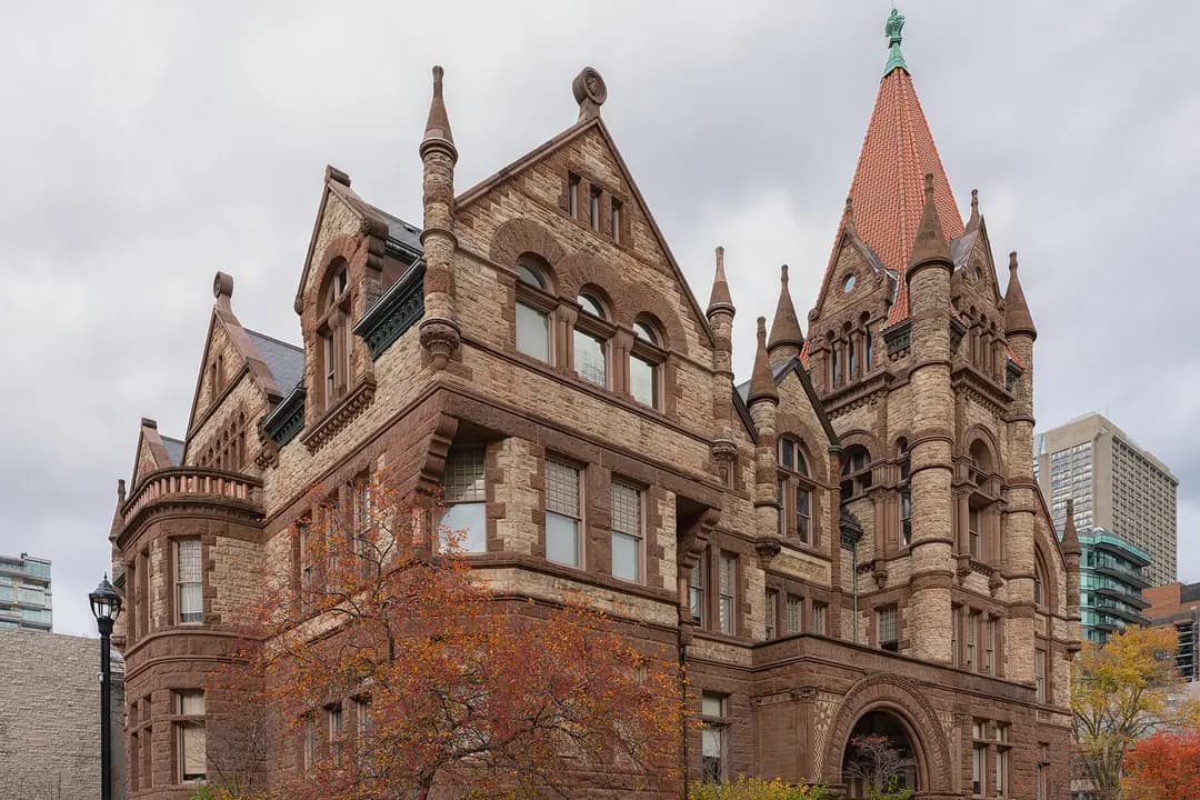 पतझड़ में University of Toronto के Victoria College की लाल बलुआ पत्थर की इमारत, Old Vic