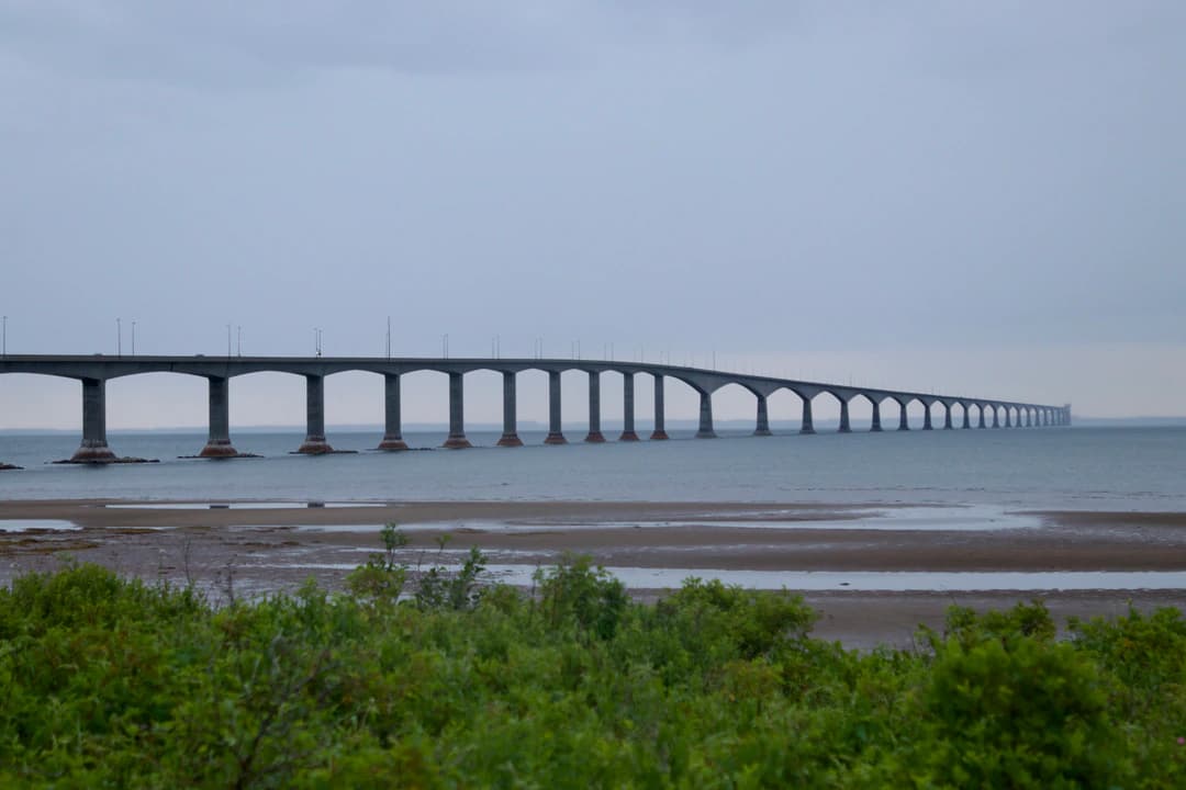 Prince Edward Island में Northumberland Strait के ऊपर बना Confederation Bridge