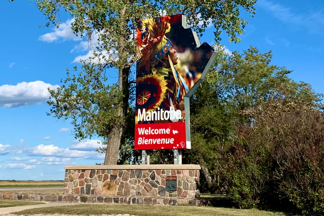Saskatchewan की सीमा पर Trans-Canada Highway के किनारे लगा Manitoba का स्वागत बोर्ड