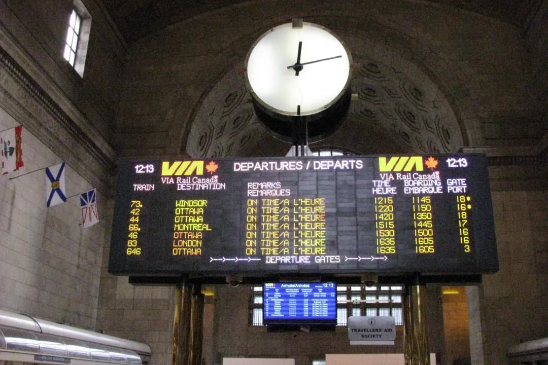 The clock and departures board in the concourse of Union Station, Toronto